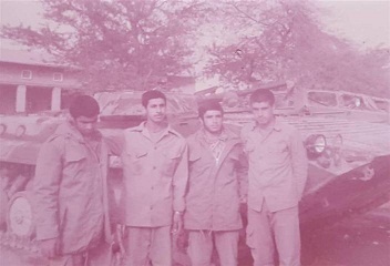 شهید محمد حسن درویش پسند در کنار عبدالصاحب مرائی و همرزمان