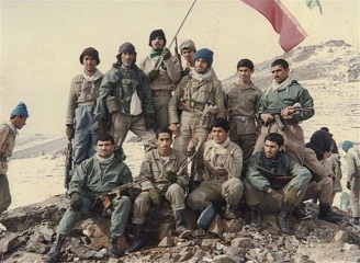 شهید نورالله کاظمیان در جمع همرزمان