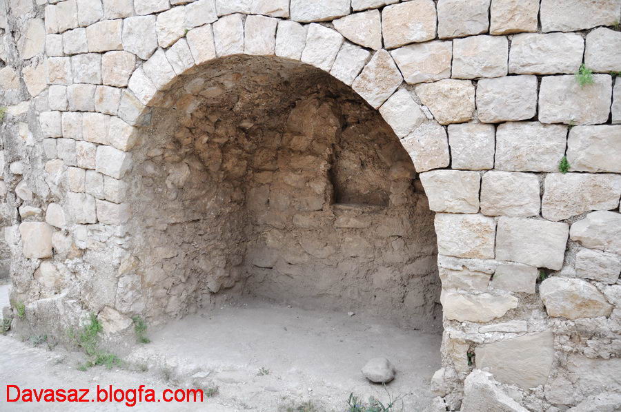 طاقچه ای در شهر باستانی بیشابور